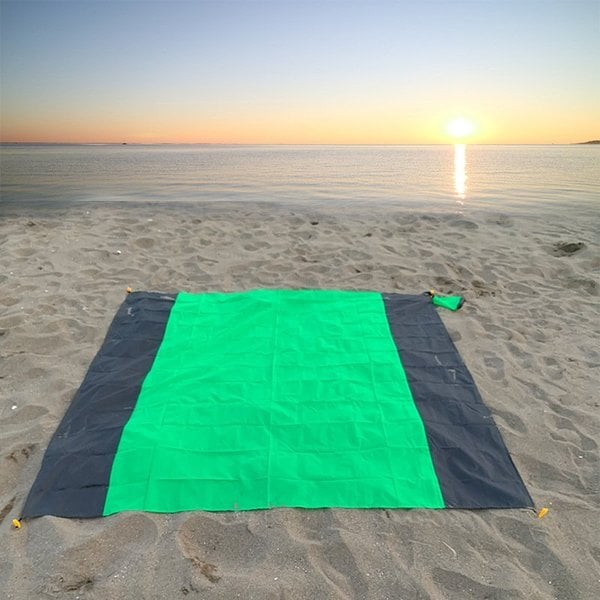 Waterproof beach cover for 5-8 adults, sand-resistant